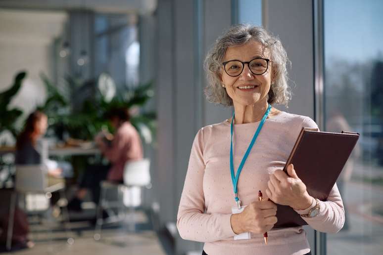 Embora nem sempre expl&iacute;cito, o preconceito com base na idade &mdash; conhecido como etarismo &mdash; ainda afeta muitos profissionais