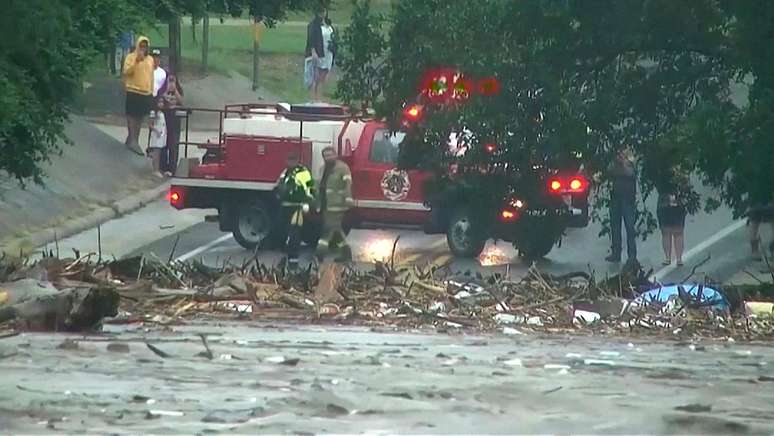Primeiros socorristas avaliam a elevação das águas da enchente do Rio Guadalupe em Kerr, no Texas