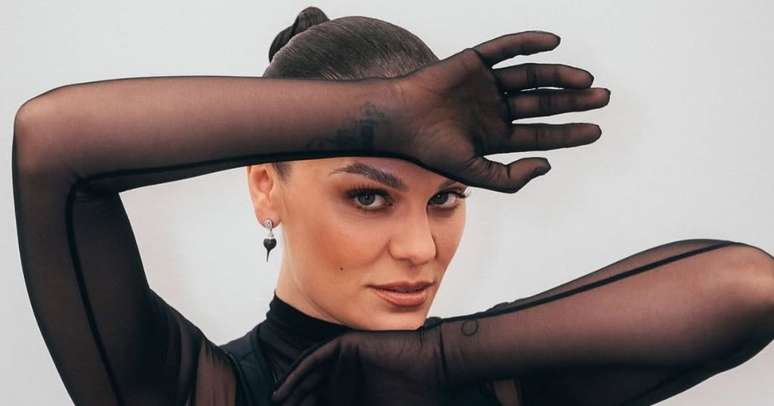Jessie J compartilha atualização sobre cirurgia de câncer de mama