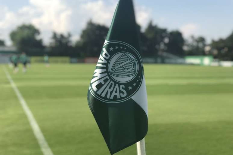 Escudo do Palmeiras na bandeirinha de escanteio