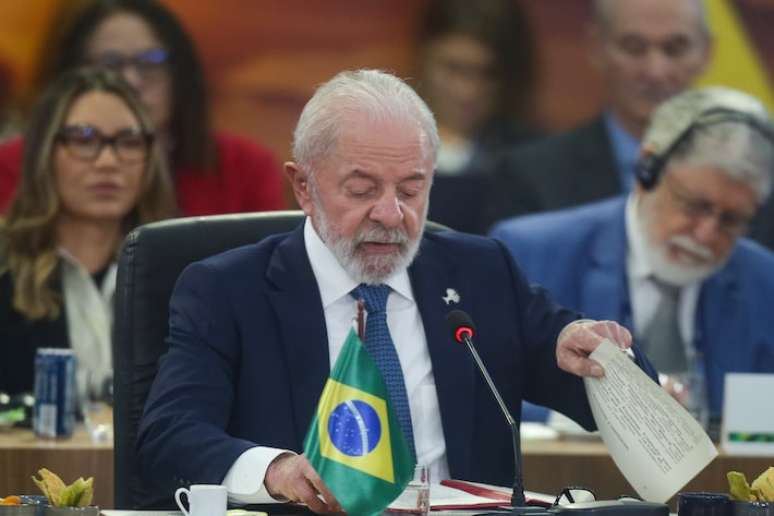 Lula comanda a primeira plen&aacute;ria da C&uacute;pula dos Brics, no Rio de Janeiro, no domingo, 6 de julho; nesta segunda, 7, presidente reagiu a coment&aacute;rios de Donald Trump em apoio ao ex-presidente Jair Bolsonaro (PL)