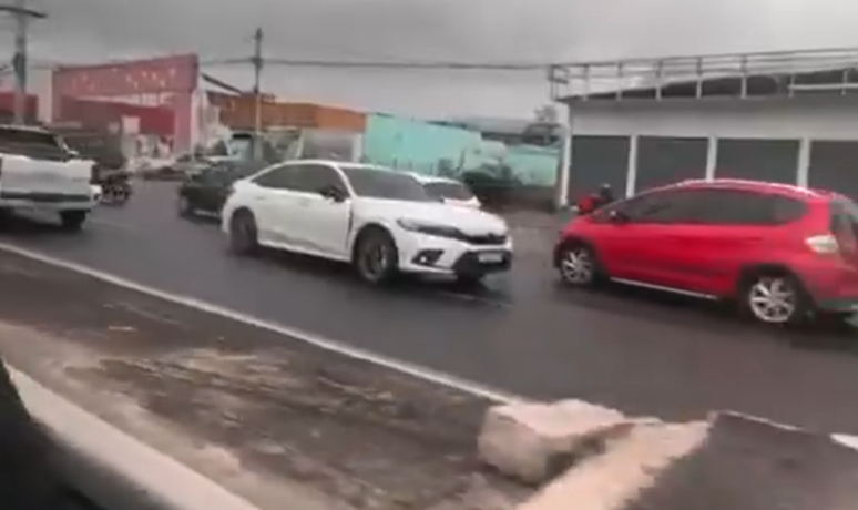 Veículo na contramão na Estrada do Coco, na região metropolitana de Salvador
