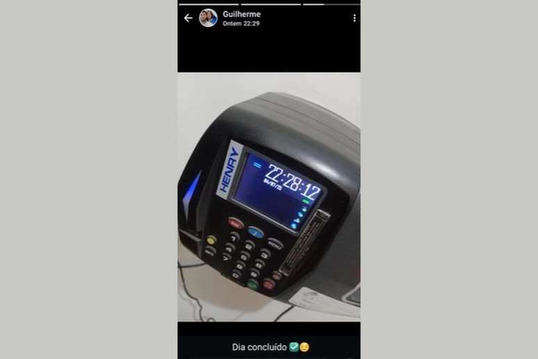 Guilherme publicou nas redes sociais foto do ponto eletrônico ao sair do trabalho, antes de morrer