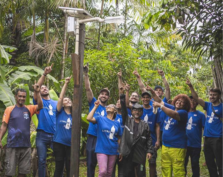 Com apoio da Audi e da ONG Litro de Luz, três comunidades ribeirinhas do Amazonas ganharam acesso à energia solar sustentável. Ação levou luz e autonomia para mais de 600 pessoas