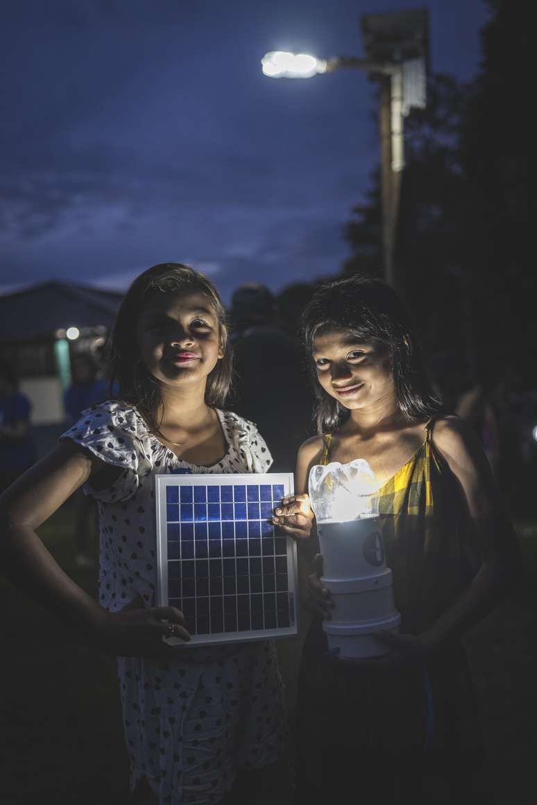 Audi e a ONG Litro de Luz forneceram luz por meio de energia solar para quase 200 famílias em comunidades ribeirinhas do Rio Negro, na Amazônia