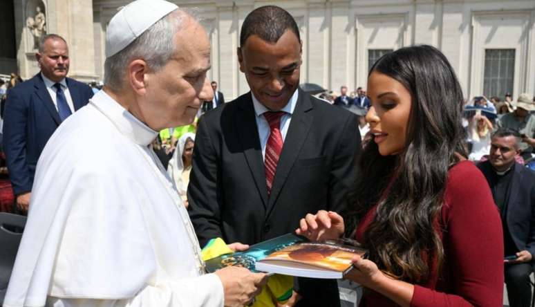 The journalist Mariah Morais presents Pope Leo 14 with his book on divorce lessons