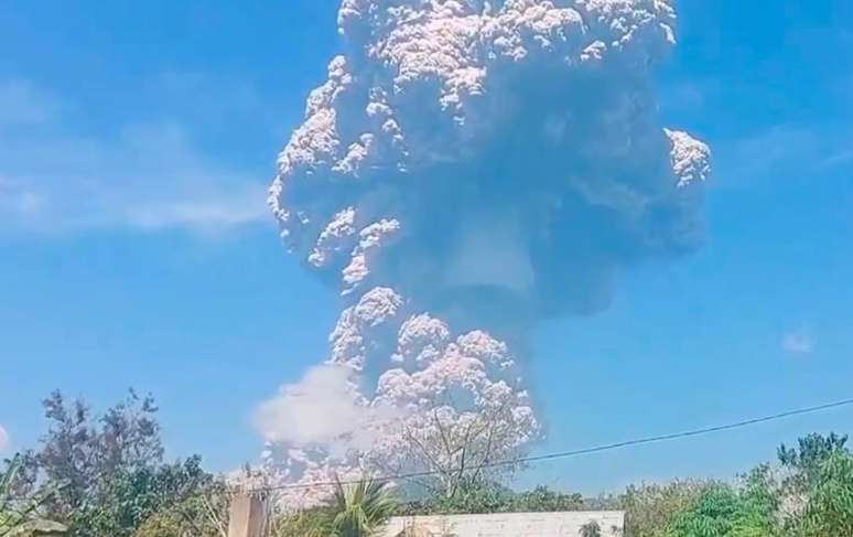 Vulcão na Indonésia entra em erupção e forma coluna de 18 km de altura; assista