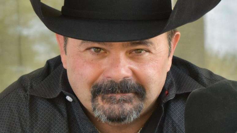 O professor Jeff Wilson fazia uma viagem com a fam&iacute;lia quando foi atingido pela enchente