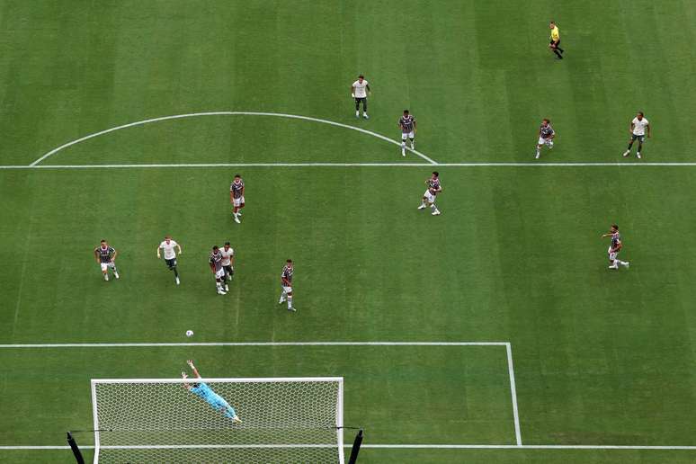 Lance do gol de Jo&atilde;o Pedro, n&atilde;o deu para F&aacute;bio (Photo by Buda Mendes/Getty Images)