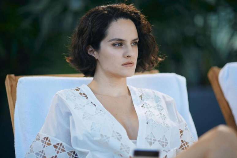 &ldquo;Emmanuelle&rdquo; conta a hist&oacute;ria de uma jovem mulher que decide viajar sozinha para Hong Kong e explorar todo o prazer que sempre desejou 