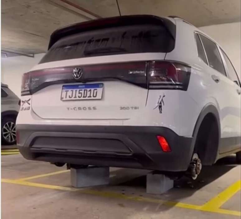 Carro que teve as duas rodas traseiras furtadas no estacionamento de shopping na capital: apoiado em blocos.
