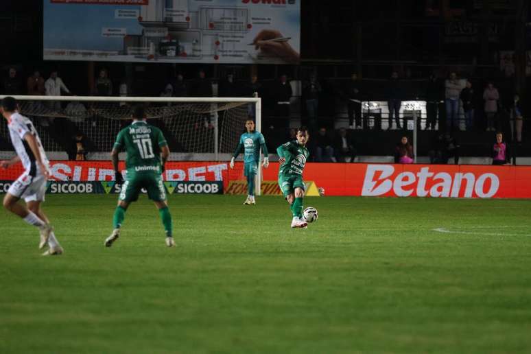 Operário e Chapecoense fizeram jogo movimentado pela Série B. Mas, no fim, deu Chape