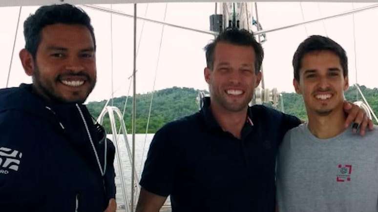 Por anos, ningu&eacute;m no Brasil sabia o paradeiro de Fox (ao centro) &mdash; at&eacute; a equipe de investiga&ccedil;&atilde;o da BBC localiz&aacute;-lo