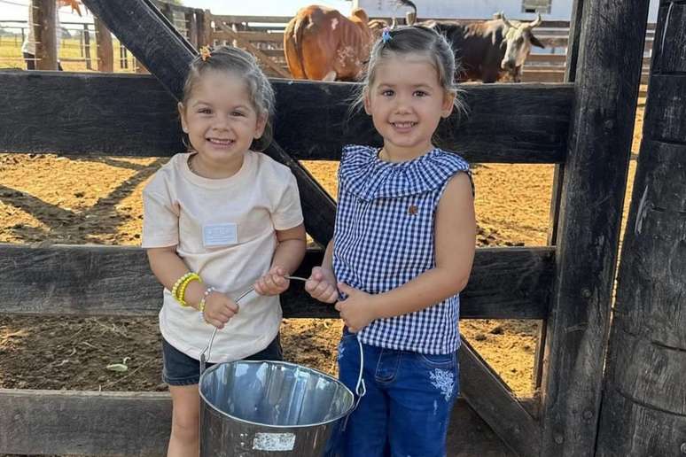 Cute moment! Maria Alice and Maria Flor steal the scene in Leonardo’s farm