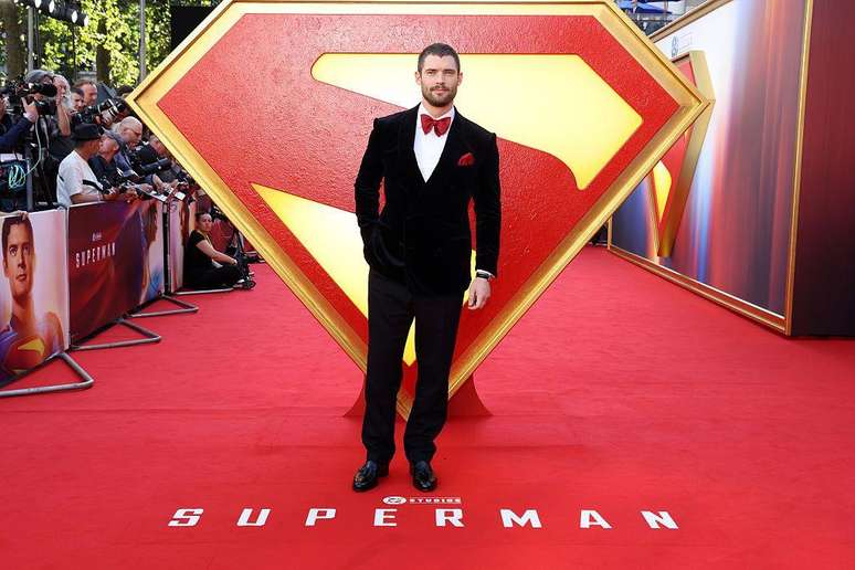 David Corenswet interpreta o Super-Homem no novo filme Superman que estreia dia 10 de julho no Brasil