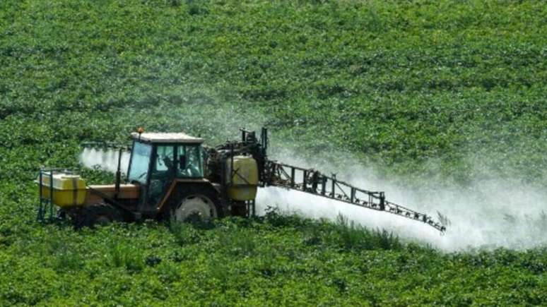 Pesticidas sendo pulverizados em plantações francesas (imagens de arquivo).