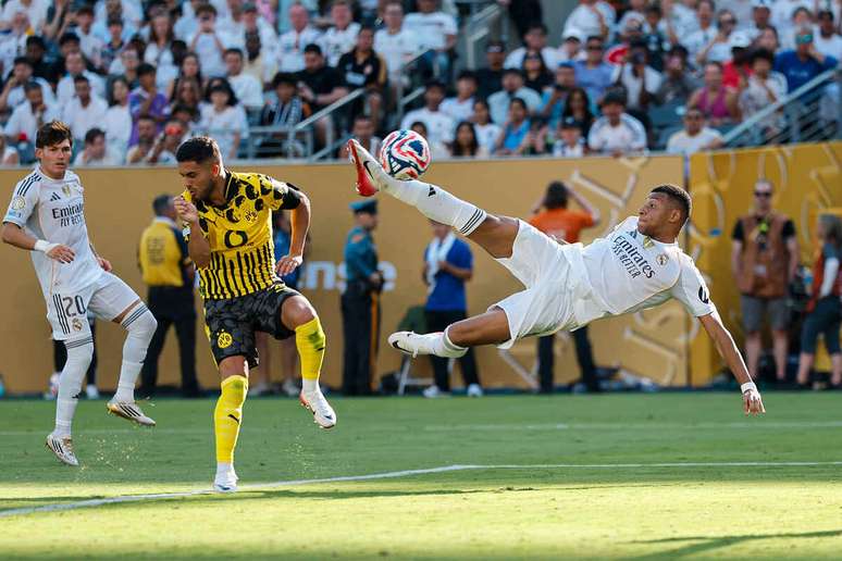 Mbapp&eacute; fez um gola&ccedil;o contra o Borussia Dortmund &ndash;
