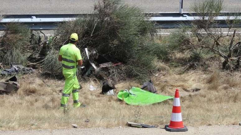 Os investigadores analisaram as marcas deixadas pelos pneus do ve&iacute;culo antes de se incendiar