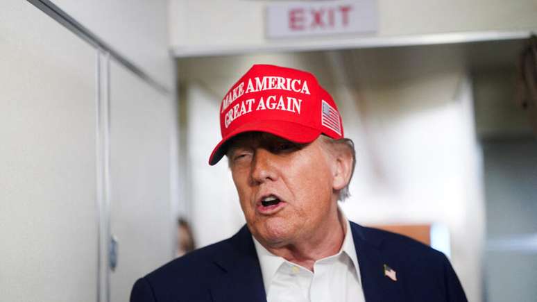 O presidente dos EUA, Donald Trump, fala com membros da imprensa a bordo do Air Force One a caminho de Nova Jersey, EUA, em 4 de julho de 2025.