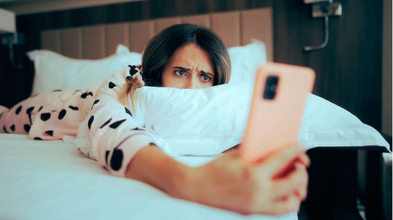 Veja o ranking dos signos que mais stalkeiam nas redes! Será que o seu signo é do tipo FBI ou nem liga para fuçar a vida alheia?