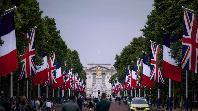 Bandeiras do Reino Unido e da França no The Mall, em Londres, em 6 de julho de 2025, antes de uma visita de Estado do presidente francês Emmanuel Macron e sua esposa Brigitte Macron, em 8 de julho de 2025. (Foto de BENJAMIN CREMEL / AFP)