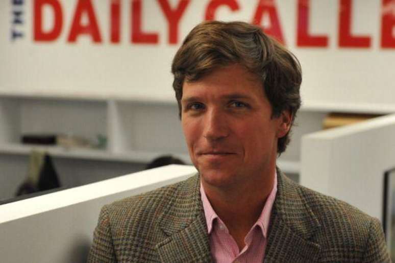 Carlson fotografado na reda&ccedil;&atilde;o do Daily Caller, o site conservador que ele lan&ccedil;ou em 2010