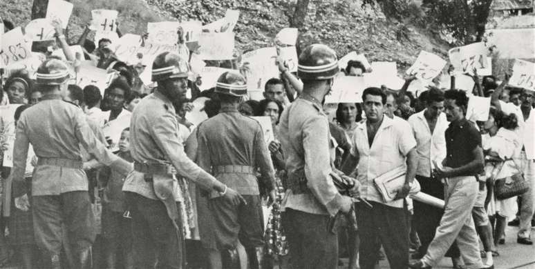 Remoção da favela do Brás de Pina, em meio a protestos dos moradores. 110 mil pessoas removidas entre 1964 e 1973.