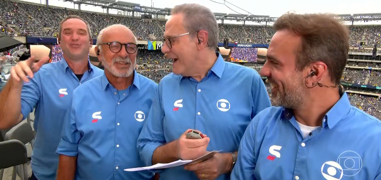 Caio dança ao fundo da cabine