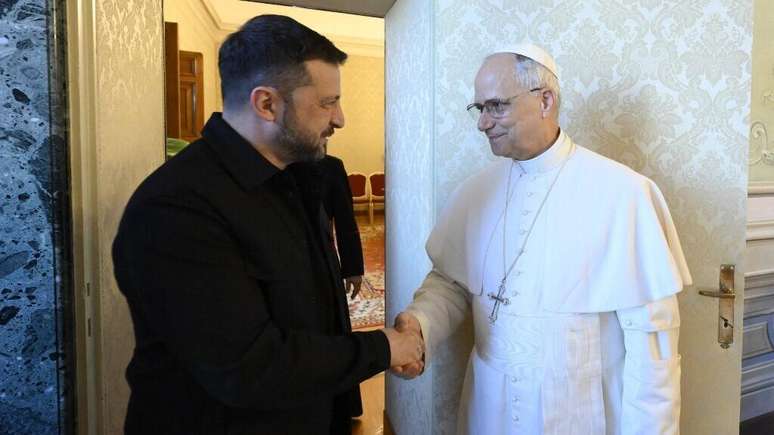 Papa Leão XIV se encontra com presidente ucraniano Volodymyr Zelensky para debater a paz.