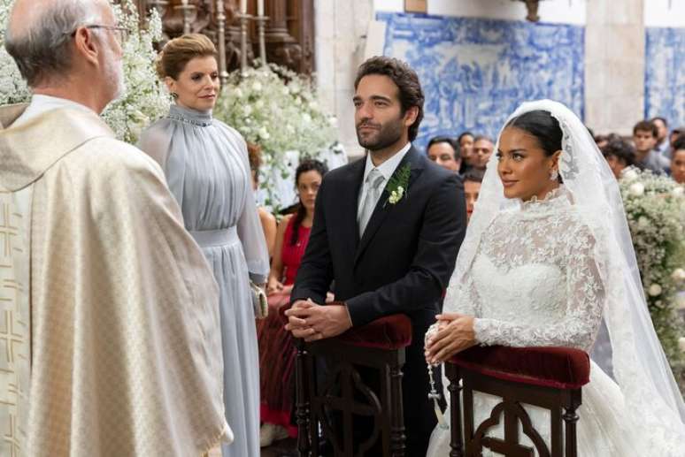 Fátima (Bella Campos) e Afonso (Humberto Carrão) no altar sob o olhar atento de dos convidados