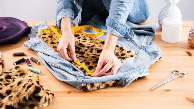 Transforme roupas antigas em novas peças ou acessórios