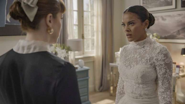 Solange vai ao casamento de Maria de Fátima e Afonso em 'Vale Tudo'.