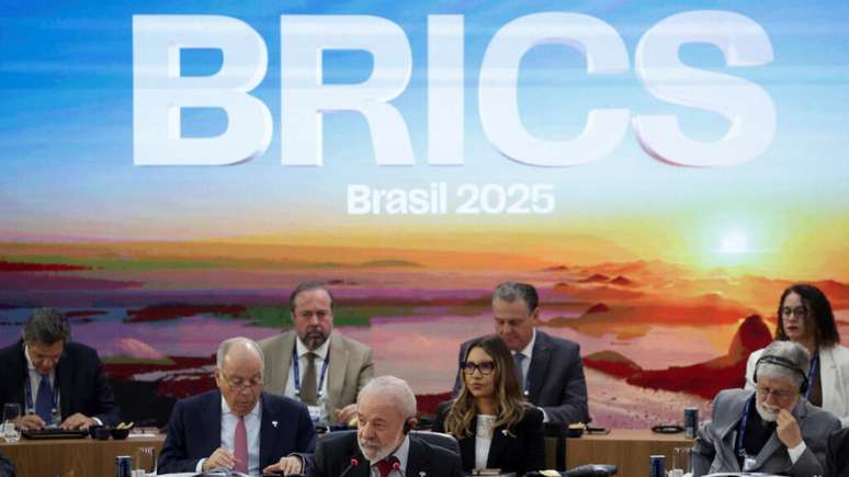 O presidente do Brasil, Luiz Inácio Lula da Silva, discursa durante a reunião de abertura da Cúpula dos Brics, no Museu de Arte Moderna (MAM), no Rio de Janeiro, Brasil, em 6 de julho de 2025.
