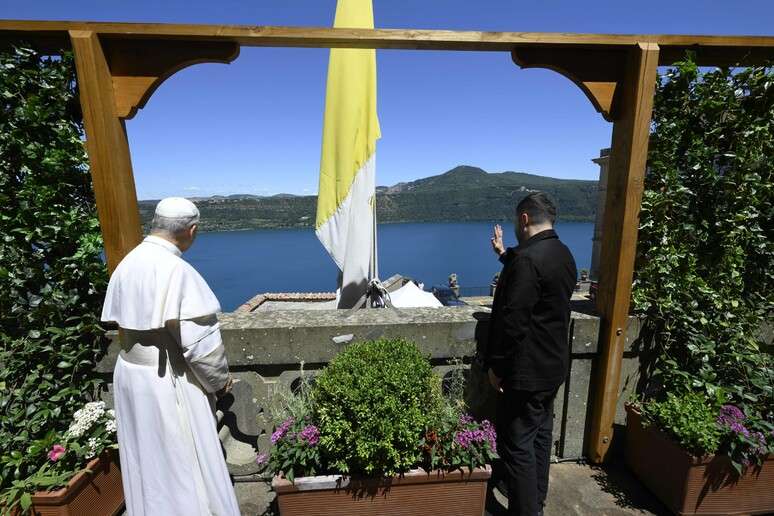 Zelensky e Papa cumprimentam público nas Vilas Pontifícias de Castel Gandolfo