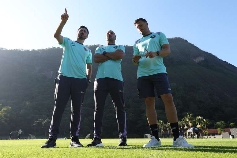 Davide conversando com Andy Mangan e Luca durante o último treino do Botafogo 