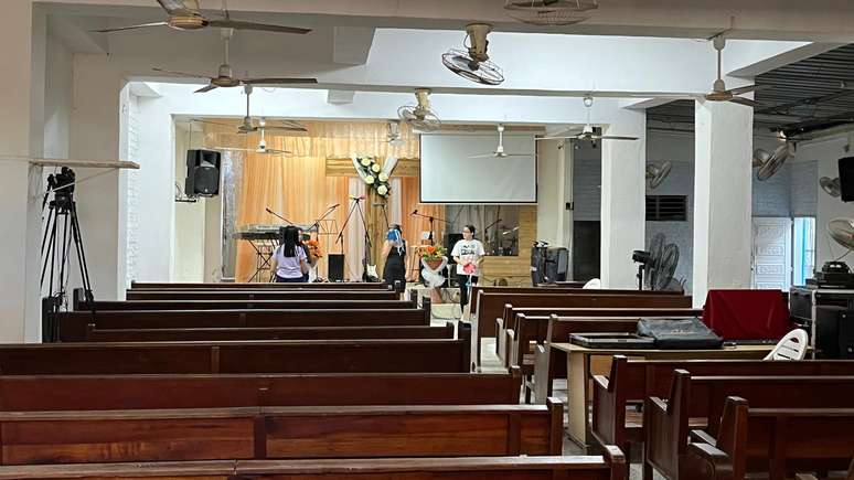 Igreja evangélica em Santa Clara; senso de pertencimento e música ajudam a atrair fiéis, diz especialista