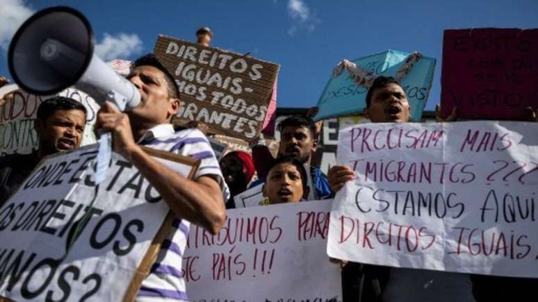 Imigrantes de várias origens participam de protesto em frente à Assembleia Legislativa, em Lisboa, para defender o direito de estrangeiros serem tratados com dignidade e igualdade perante as leis portuguesas. 25 de outubro de 2024