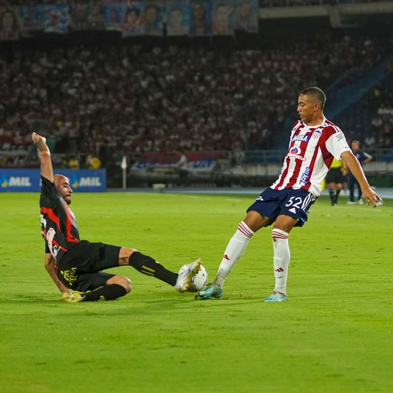 Jordan Barrera em a&ccedil;&atilde;o pelo Junior 