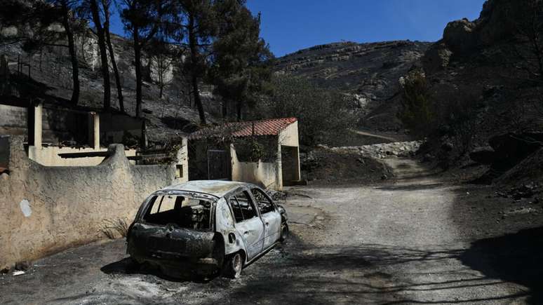 Cenário de destruição em Marselha após incêndio que atingiu 750 hectares de florestas.