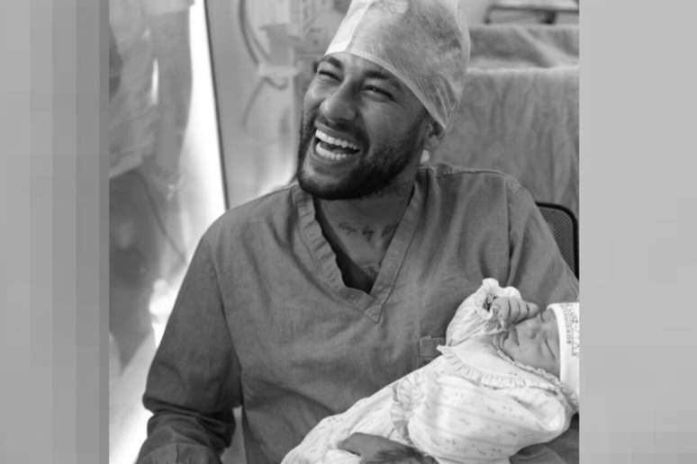 Neymar mostrando Mel para os familiares ap&oacute;s o nascimento da ca&ccedil;ula &ndash;
