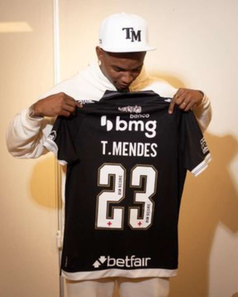 Thiago Mendes veste a camisa do Vasco. 