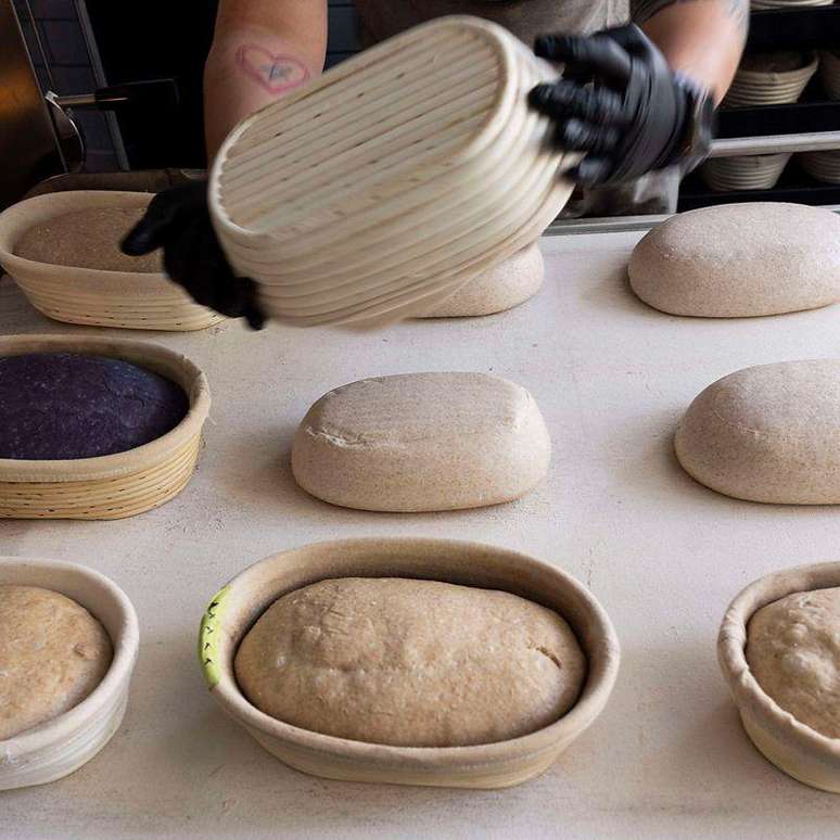 Nem todos t&ecirc;m tempo suficiente para produzir seu pr&oacute;prio p&atilde;o de fermenta&ccedil;&atilde;o natural. Mas as op&ccedil;&otilde;es comerciais tamb&eacute;m podem ser alternativas mais saud&aacute;veis ao p&atilde;o branco.