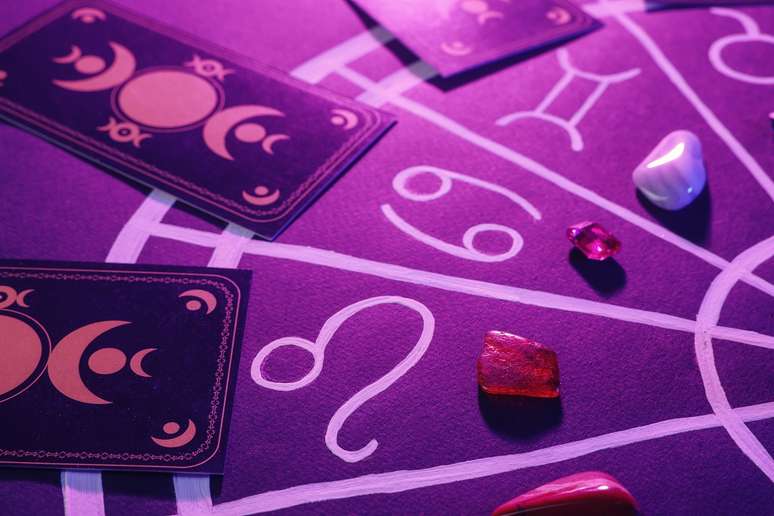 What is the difference between horoscope and astral graphic designer?