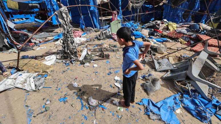 Casos de meningite aumentam rapidamente em Gaza por causa das precárias condições sanitárias. Na imagem ilustrativa, um acampamento de deslocados em frente ao Hospital dos Mártires de Al-Aqsa, em Deir el-Balah, no centro da Faixa de Gaza - 17 de maio de 2025.