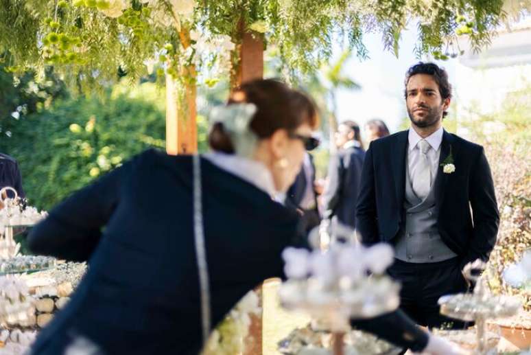 Solange vai ao casamento de Maria de Fátima e Afonso em 'Vale Tudo'.