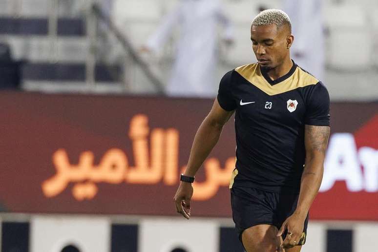 Thiago Mendes em ação com a camisa do Al Rayyan, do Qatar –