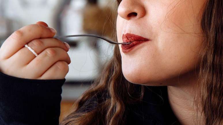 Os alimentos mais macios que comemos hoje, em comparação com nossos ancestrais, pode ter gerado mudanças no formato da nossa mandíbula, segundo os cientistas