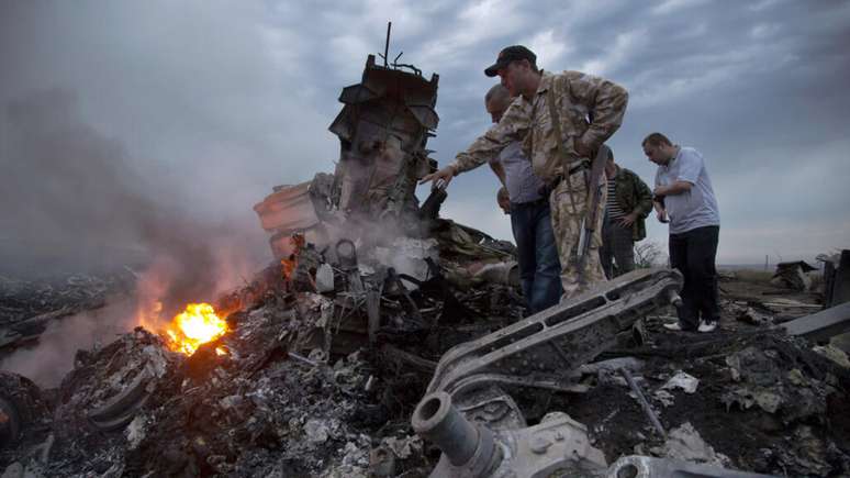 Profissionais inspecionam o local da queda do avião de passageiros perto da cidade de Hrabove, na região de Donetsk, na Ucrânia, controlada pela Rússia, em 17 de julho de 2014.