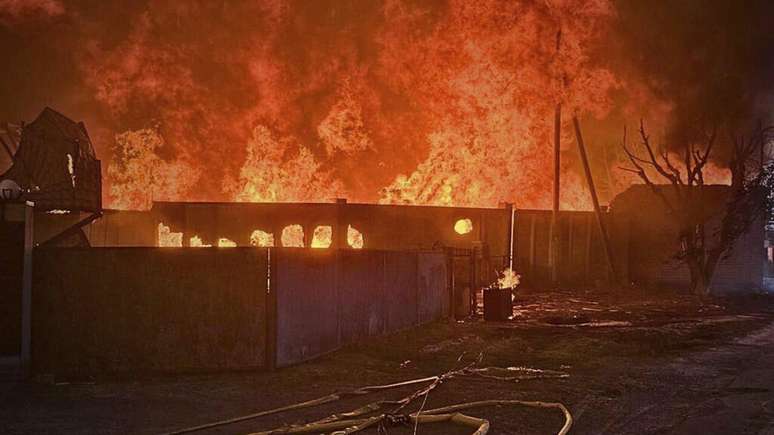 Bombardeios russos geraram incêndio na região de Kiev na madrugada desta quarta-feira. 9 de julho de 2025