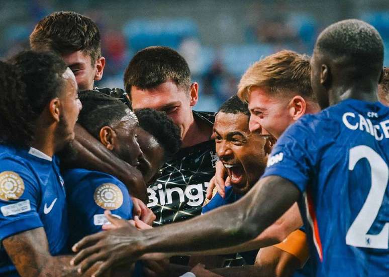 Jogadores do Chelsea comemoram gol contra o Benfica nas oitavas de final –